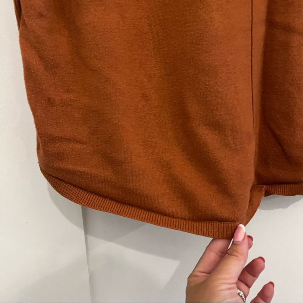 Chelsea 28 V-Neck Sweater in Rust Clay - Size Medium - Picture 4 of 7